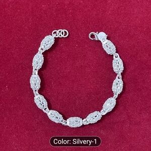 High-End New 925 Sterling Silvery Hollow-Out Classic Charm Bracelet for Women.